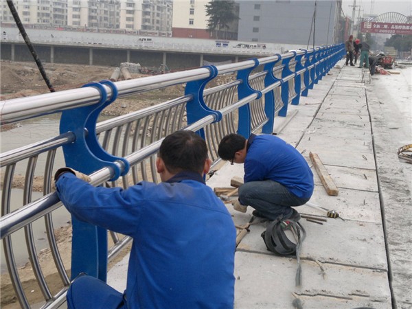金昌不锈钢桥梁护栏除锈维护的重要性及其方法