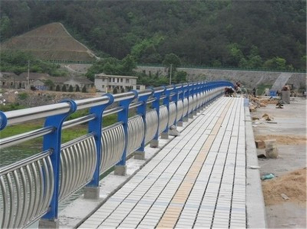 金昌不锈钢桥梁护栏的特性及其在现代建筑中的应用